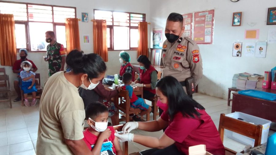 Bhabinkamtibmas Melakukan pemantauan Vaksinasi Covid-19 di SDN Inpres Batupapan
