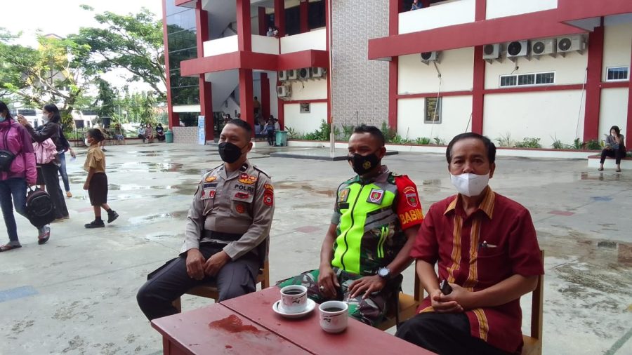 Bhabinkamtibmas Melakukan pemantauan Vaksinasi Covid-19 di SDN Inpres Batupapan