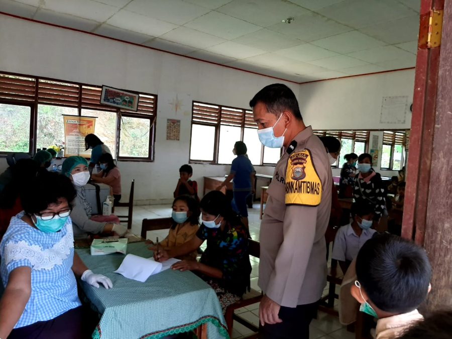 Bhabinkamtibmas Melakukan pemantauan Vaksinasi Covid-19 di SDN Inpres Batupapan
