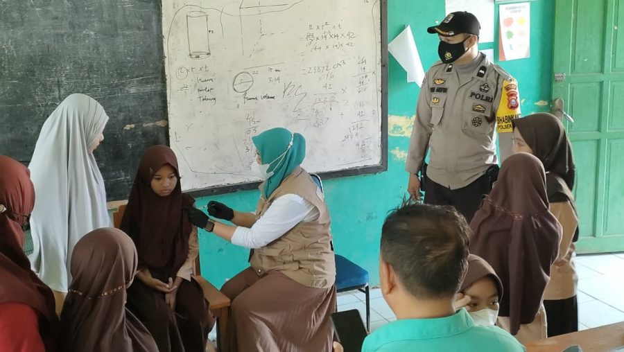 Lakukan Vaksin Dosis 2, Bhabinkamtibmas Bersama Tim Vaksinator Kunjungi SDN 2 Desa Manakku