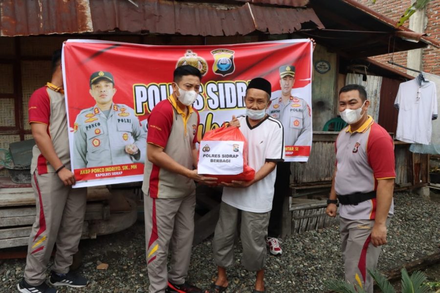 Melalui Kegiatan Jum’at Berkah, Polres Sidrap Bagikan Sembako Ke Warga