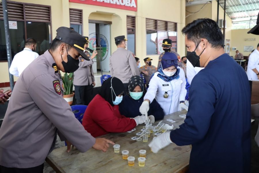 Berantas Narkoba, Kapolres Sidrap Sidak Tes Urine Personilnya