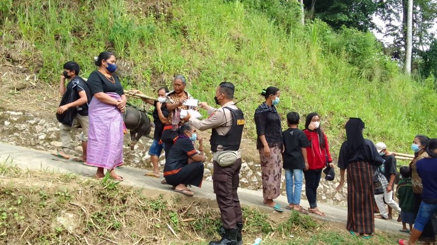 Bhabinkamtibmas Pendampingan Vaksinasi Covid-19 di SDN inpres 310 Ratte Bone