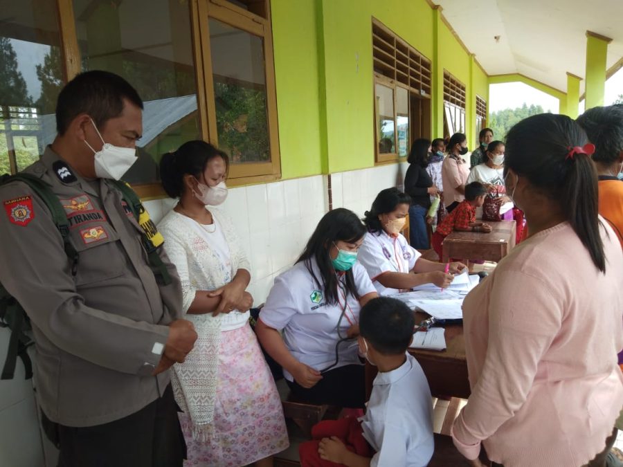 Bhabinkamtibmas Pendampingan Vaksinasi Covid-19 di SDN 189 Malimbong
