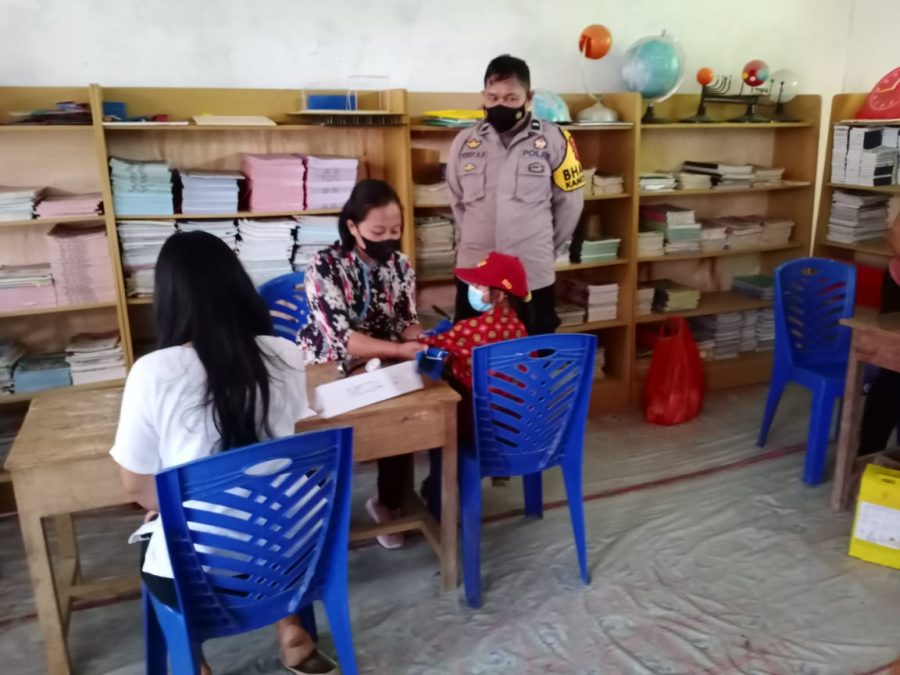 Bhabinkamtibmas Pendampingan Vaksinasi Covid-19 di SDN 189 Malimbong