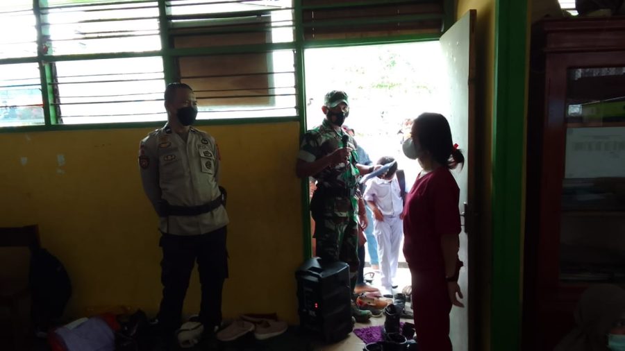 Bhabinkamtibmas Pendampingan Vaksinasi Covid-19 di SDN 189 Malimbong