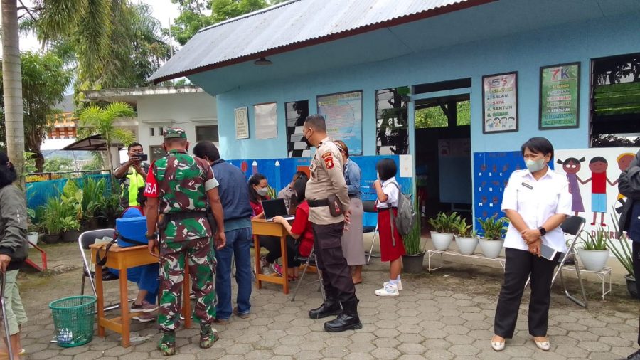 Bhabinkamtibmas Pendampingan Vaksinasi Covid-19 di SDN 189 Malimbong