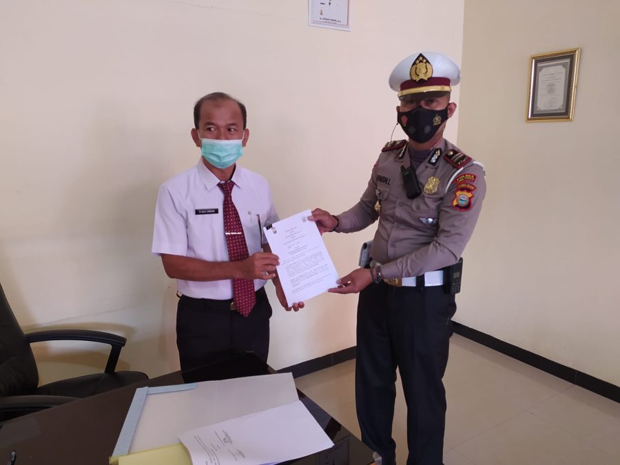 Bhabinkamtibmas Pendampingan Vaksinasi Covid-19 di SDN 189 Malimbong