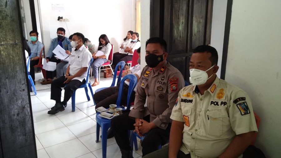 Bhabinkamtibmas Pendampingan Vaksinasi Covid-19 di SDN 189 Malimbong
