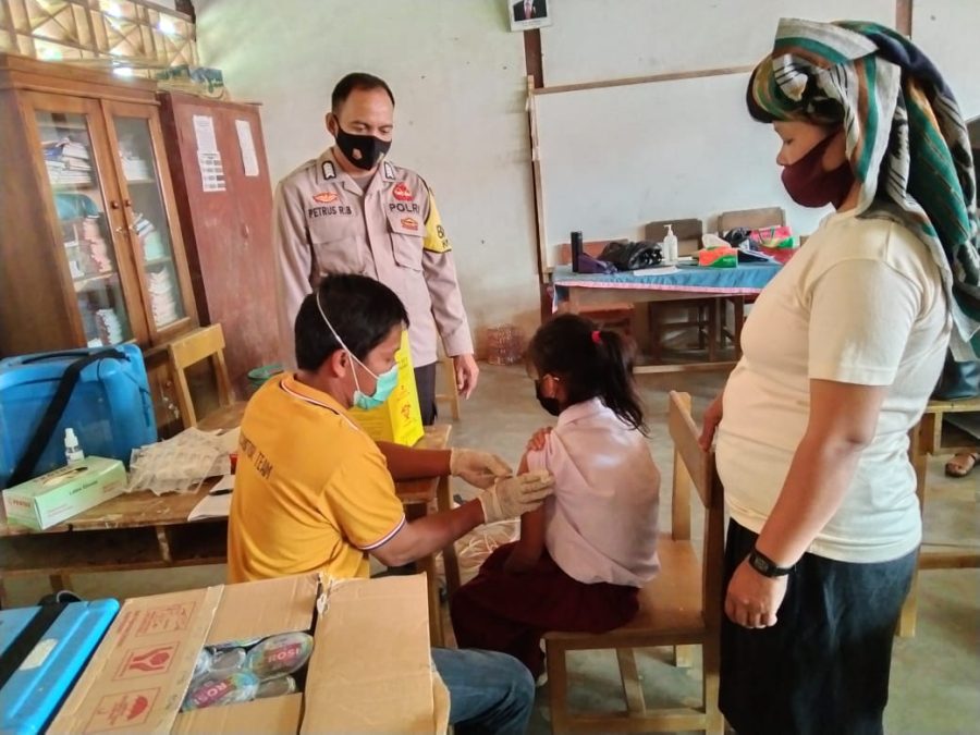 Bhabinkamtibmas Pendampingan Vaksinasi Covid-19 di SDN 189 Malimbong