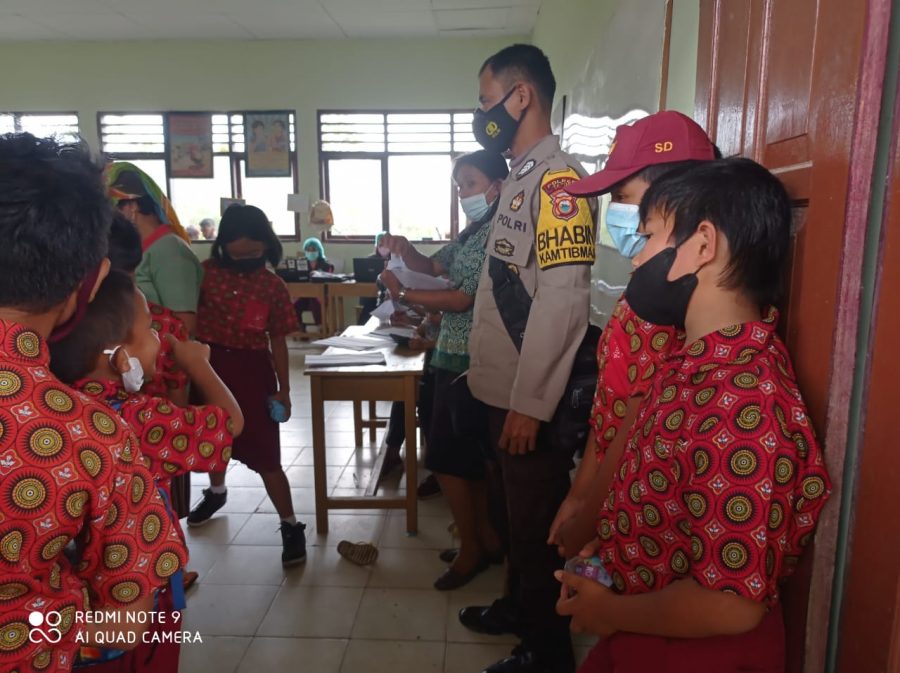 Kapolsek Sangalla Bersama Personil Mendatangi TKP Pohon Tumbang
