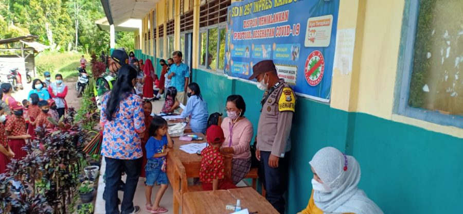 Kapolsek Sangalla Bersama Personil Mendatangi TKP Pohon Tumbang
