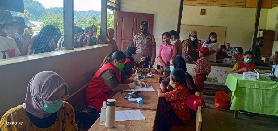 Kapolsek Sangalla Bersama Personil Mendatangi TKP Pohon Tumbang