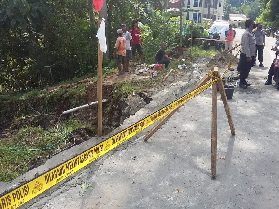Kapolsek Sangalla Bersama Personil Mendatangi TKP Pohon Tumbang