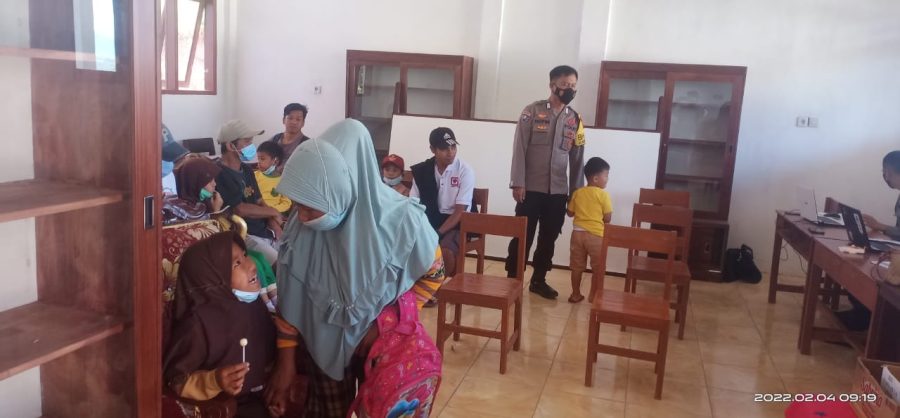 Gandeng Babinsa, Bhabinkamtibmas Pendampingan Vaksinasi Covid-19 di SDN 158 Batusura’