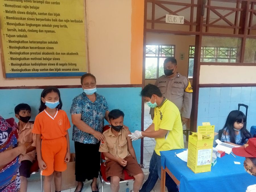 Gandeng Babinsa, Bhabinkamtibmas Pendampingan Vaksinasi Covid-19 di SDN 158 Batusura’