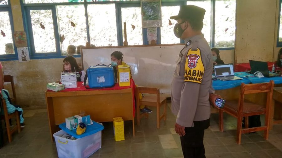 Gandeng Babinsa, Bhabinkamtibmas Pendampingan Vaksinasi Covid-19 di SDN 158 Batusura’