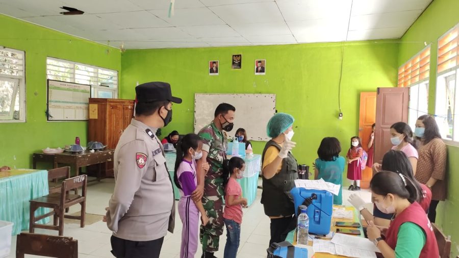 Gandeng Babinsa, Bhabinkamtibmas Pendampingan Vaksinasi Covid-19 di SDN 158 Batusura’