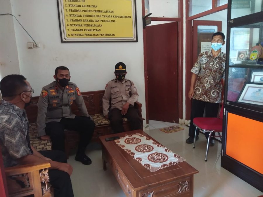 Gandeng Babinsa, Bhabinkamtibmas Pendampingan Vaksinasi Covid-19 di SDN 158 Batusura’