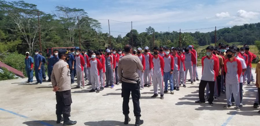 Gandeng Babinsa, Bhabinkamtibmas Pendampingan Vaksinasi Covid-19 di SDN 158 Batusura’