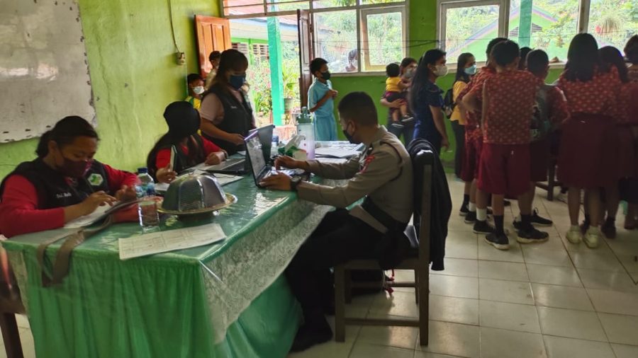 Gandeng Babinsa, Bhabinkamtibmas Pendampingan Vaksinasi Covid-19 di SDN 158 Batusura’