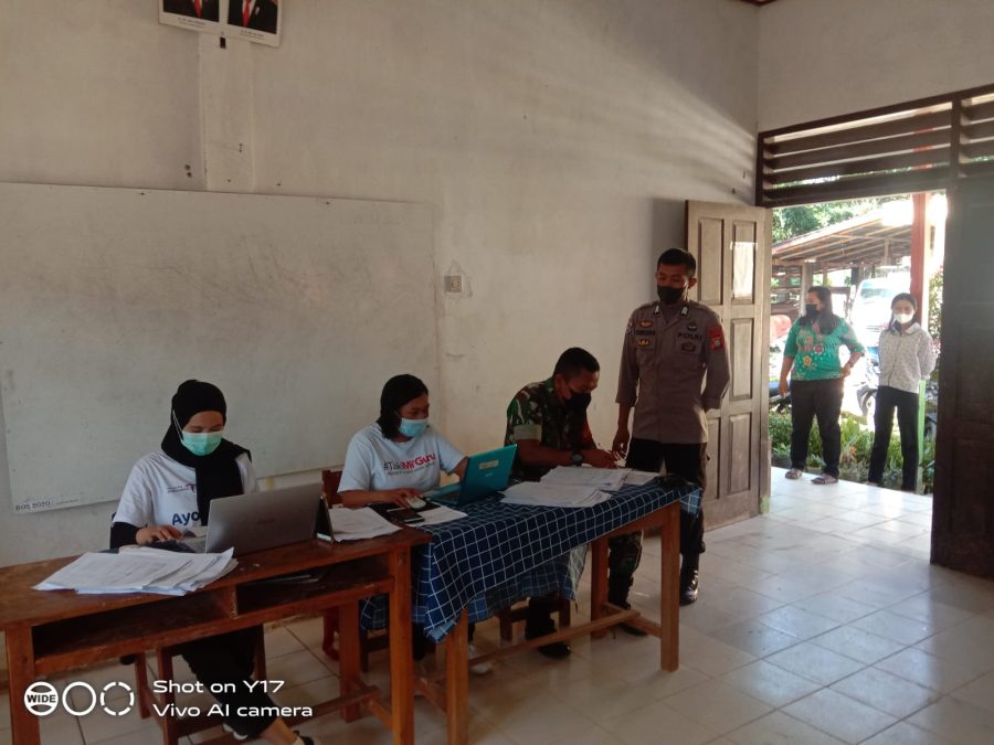 Gandeng Babinsa, Bhabinkamtibmas Pendampingan Vaksinasi Covid-19 di SDN 158 Batusura’