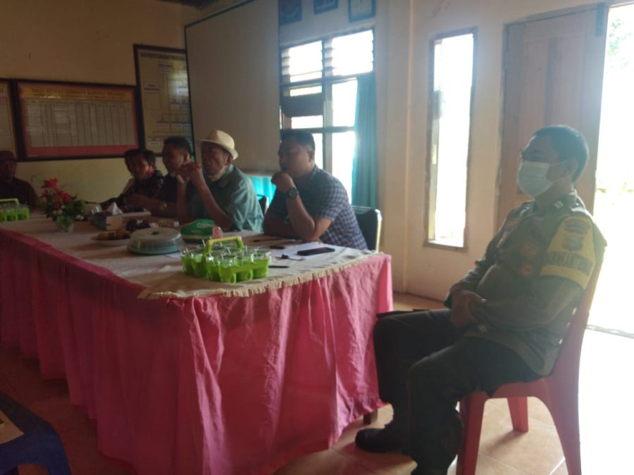 Gandeng Babinsa, Bhabinkamtibmas Pendampingan Vaksinasi Covid-19 di SDN 158 Batusura’
