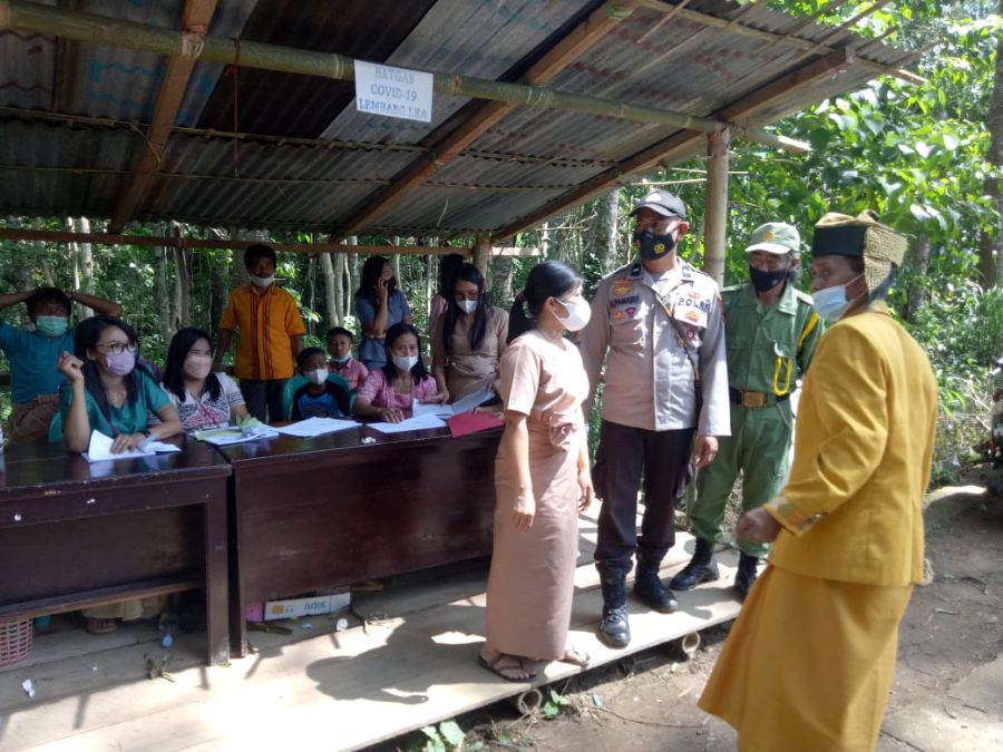 Kapolsek Makale bersama Personil Himbauan Protokol Kesehatan pada Sukuran Rumah