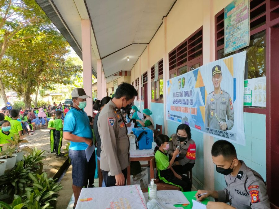 Kapolsek Makale bersama Personil Himbauan Protokol Kesehatan pada Sukuran Rumah