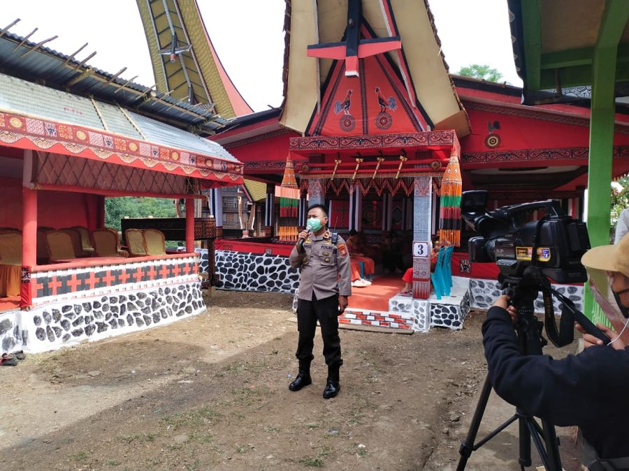 Kapolsek Makale bersama Personil Himbauan Protokol Kesehatan pada Sukuran Rumah