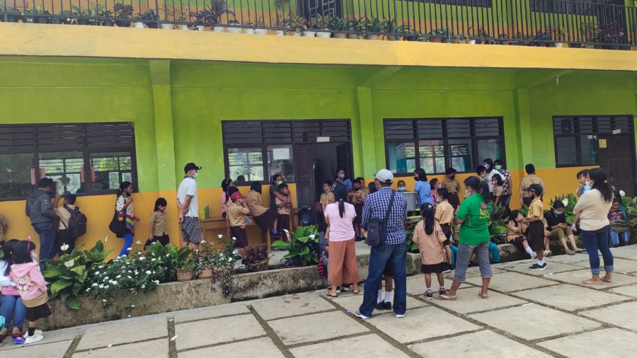 Bhabinkamtibmas polsek Sangalla Pendampingan Vaksinasi Covid-19 di Gereja KALEMBANG