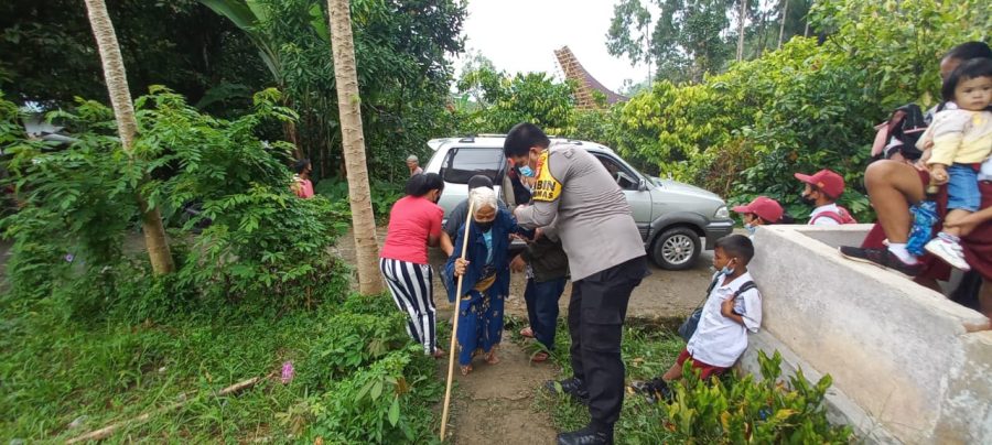 Sambangi  Terminal, Kasat Binmas Melakukan Himbauan Protokol Kesehatan dan Kamtibmas