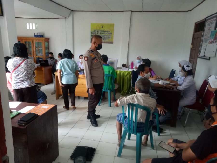 Bhabinkamtibmas Polsek Makale Kawal Pelaksanaan Vaksinasi Covid 19 di Botang