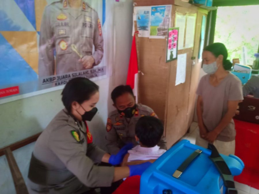 Bhabinkamtibmas Polsek Makale Kawal Pelaksanaan Vaksinasi Covid 19 di Botang