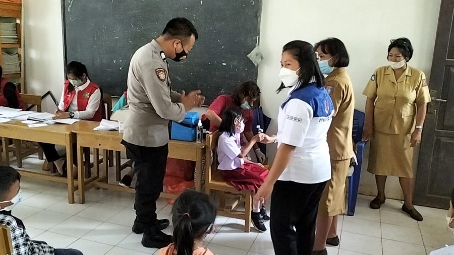 Bhabinkamtibmas Polsek Makale Kawal Pelaksanaan Vaksinasi Covid 19 di Botang