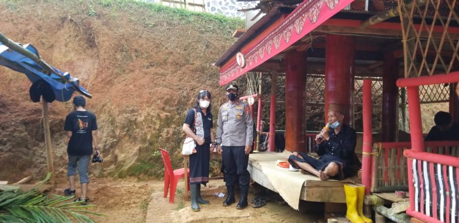 Bhabinkamtibmas Polsek Makale Kawal Pelaksanaan Vaksinasi Covid 19 di Botang