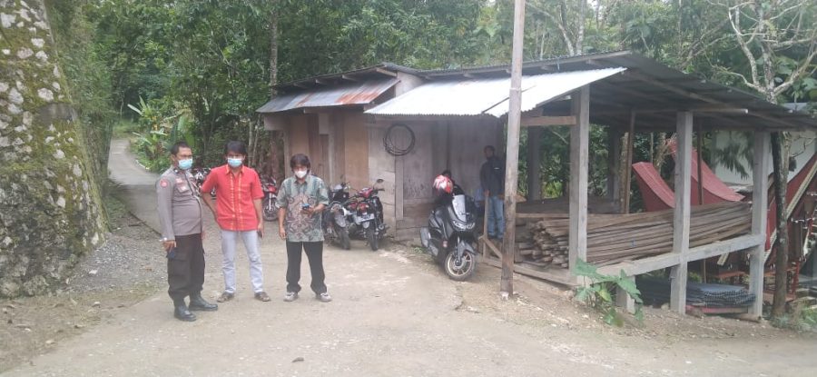 Bhabinkamtibmas Polsek Makale Kawal Pelaksanaan Vaksinasi Covid 19 di Botang