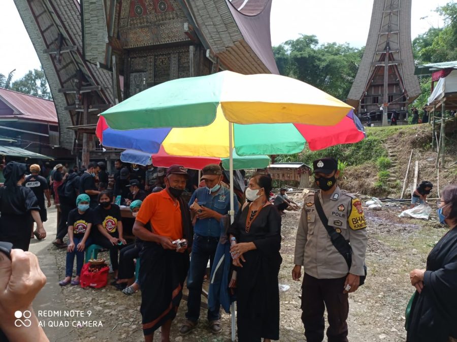Kapolsek Sangalla Pengaturan dan penertiban kendaran di Depan Mako polsek Sangalla