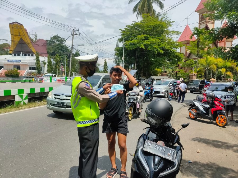 Kapolsek Sangalla Pengaturan dan penertiban kendaran di Depan Mako polsek Sangalla