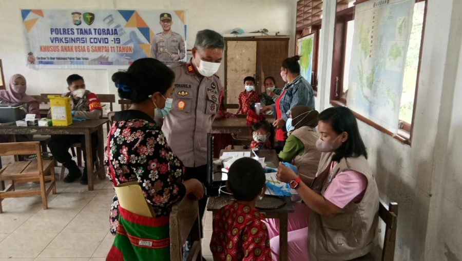 Bhabinkamtibmas dan Babinsa Mendampingi Pelaksanaan Vaksinasi Covid-19
