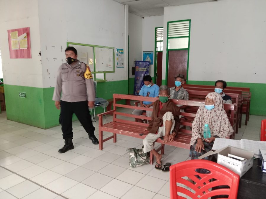 Bhabinkamtibmas dan Babinsa Mendampingi Pelaksanaan Vaksinasi Covid-19