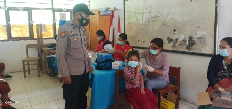 Bhabinkamtibmas dan Babinsa Mendampingi Pelaksanaan Vaksinasi Covid-19