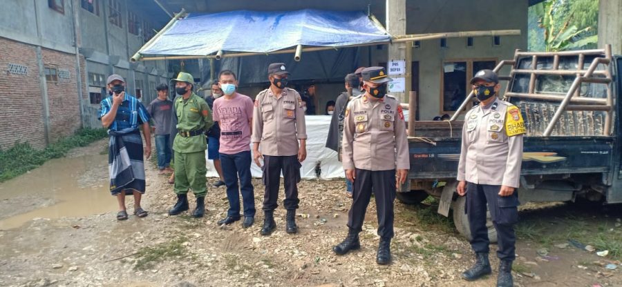 Personil Polsek Mengkendek Mendampingi Kegiatan vaksinasi Covid-19
