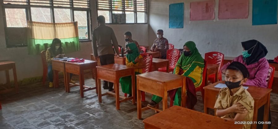 Personil Polsek Mengkendek Mendampingi Kegiatan vaksinasi Covid-19