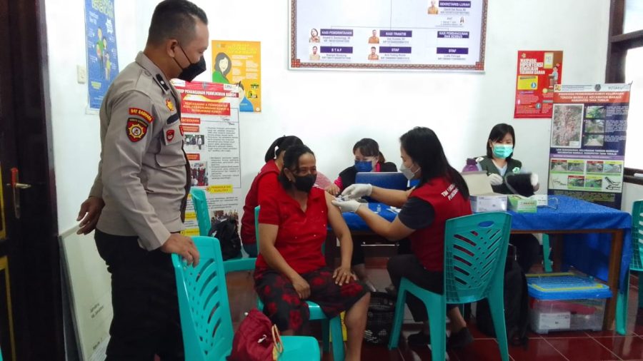 Personil Polsek Mengkendek Mendampingi Kegiatan vaksinasi Covid-19