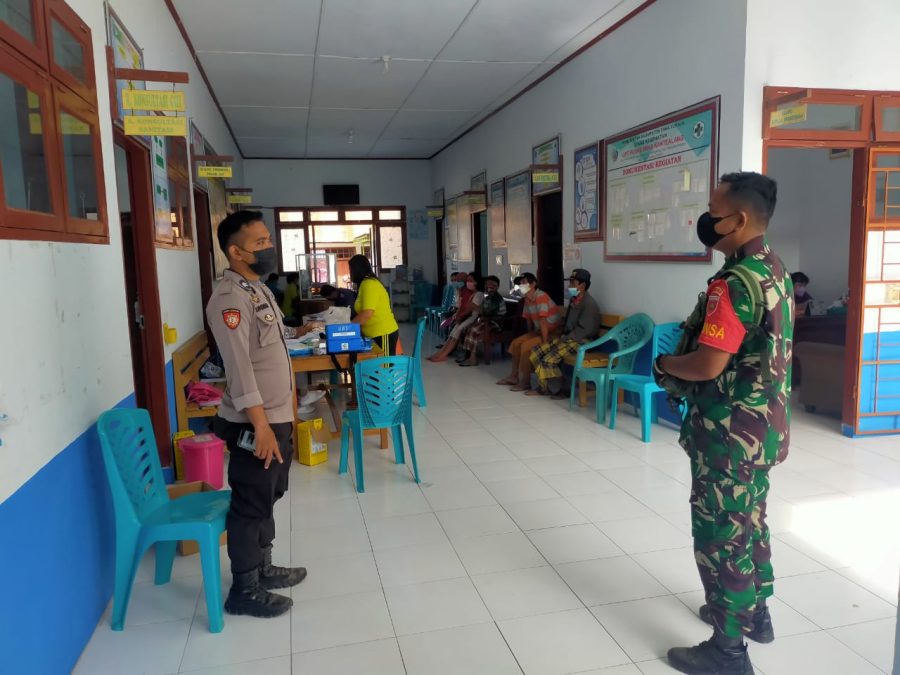 Personil Polsek Mengkendek Mendampingi Kegiatan vaksinasi Covid-19