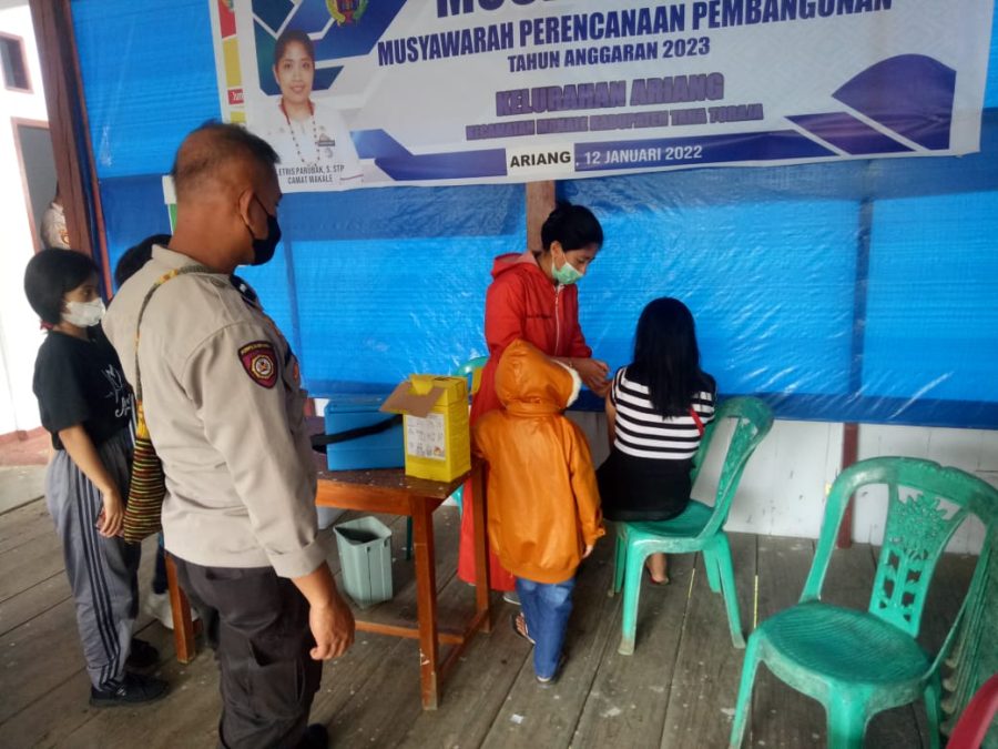 Personil Polsek Mengkendek Mendampingi Kegiatan vaksinasi Covid-19