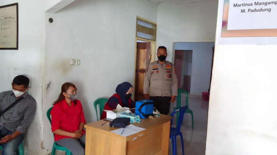 Sinergitas Bhabinkamtibmas Dampingi Nakes Lakukan Vaksinasi Covid-19
