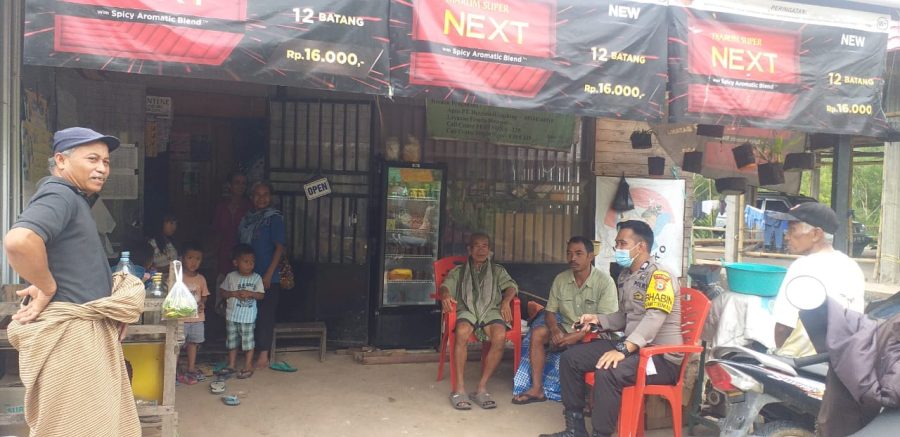 Bhabinkamtibmas Dampingi Kegiatan posyandu Lansia di kantor kelurahan Buntu Burake