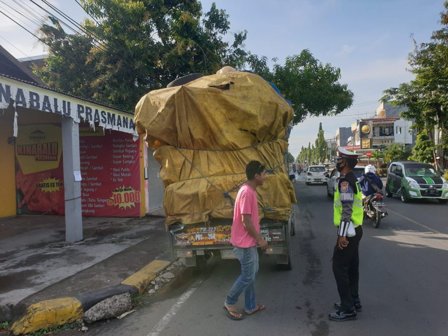 SATLANTAS POLRES PINRANG LAKUKAN EDUKASI DAN PENINDAKAN HUKUM TERHADAP KENDARAAN ODOL